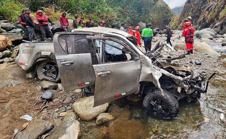 Siete muertos y un menor grave deja volcadura de camioneta