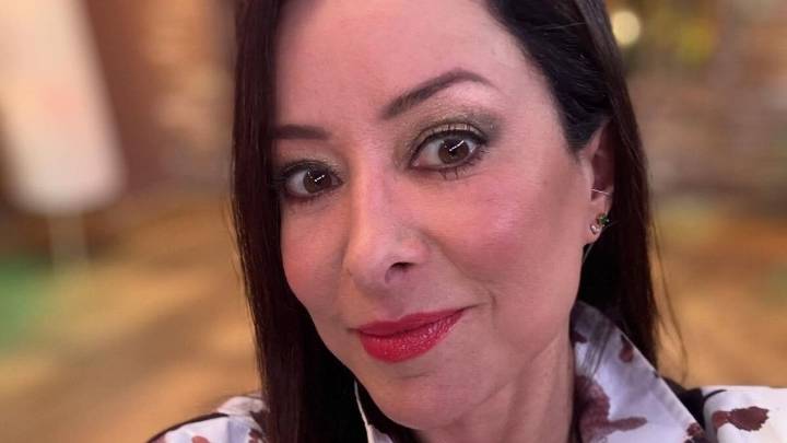 Flavia Dos Santos se viraliza por besar a otro hombre en televisión