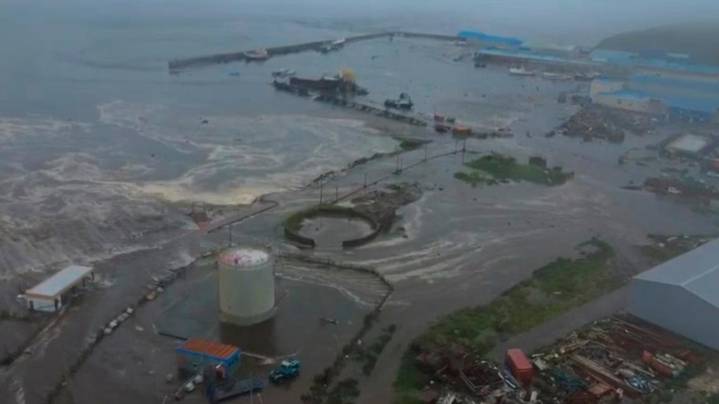 Tsunami fears lessen after 8.8 earthquake in Russia