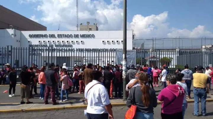 Familiares de internos en el penal de Chalco denuncian falta de información tras supuesto motín