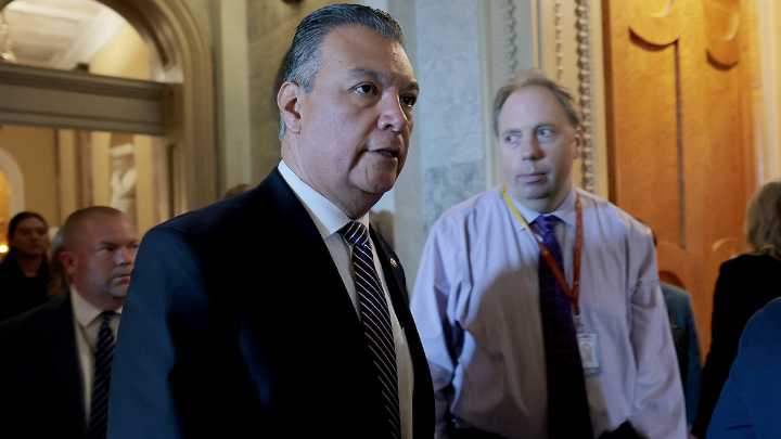Alex Padilla propone camino hacia el estatus legal y ciudadanía para ciertos inmigrantes  