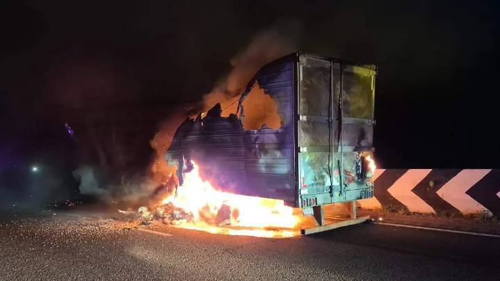 Consume fuego un remolque en autopista Puebla