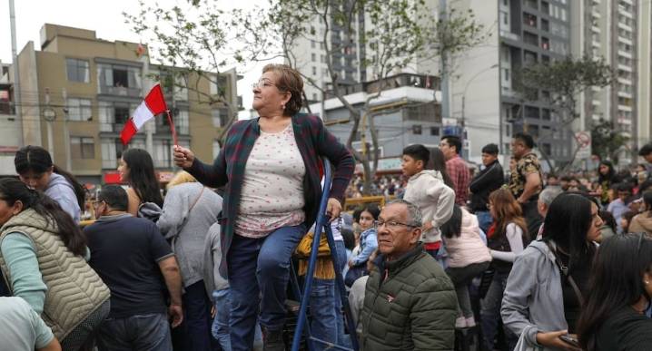 Parada Militar 2025: peruanos recurren a escaleras, balcones y azoteas para ver el Desfile Cívico y Militar |