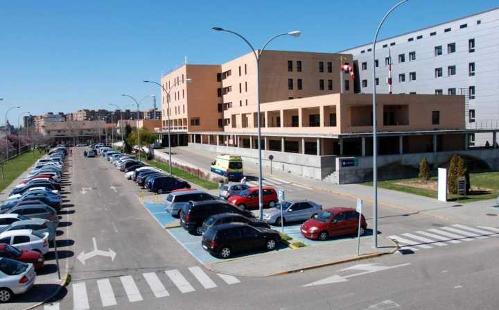 Una mujer se intoxica en su vivienda por un coche incendiado en la calle en Herreruela de Oropesa