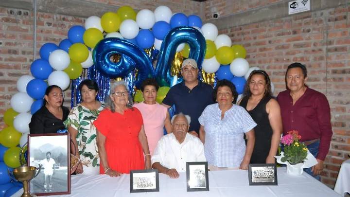 Celebran 90 años de vida de Alejandro Pérez, leyenda del Celaya F.C.