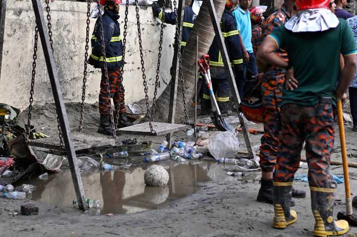 At least 25 students die after Bangladeshi air force jet crashes into school