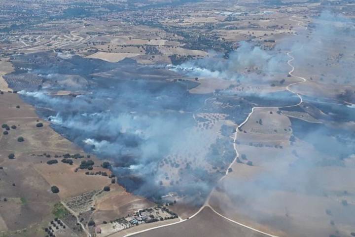 Confinan a la población por un incendio forestal en un pueblo de Toledo