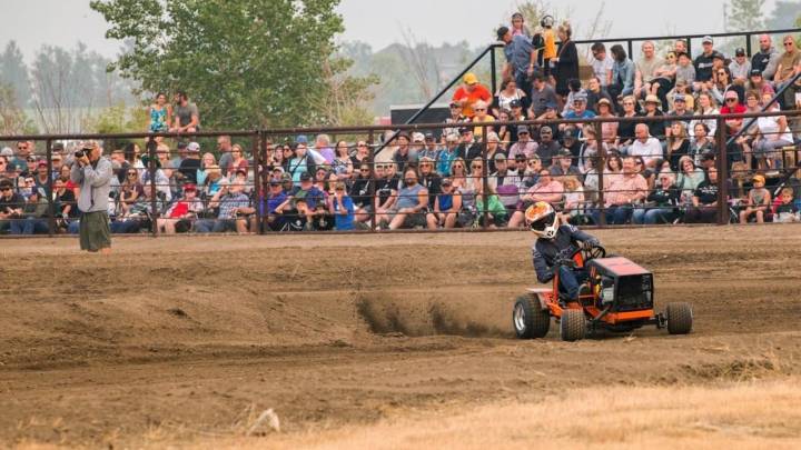 Lawnmowers race up to 65 km/h
