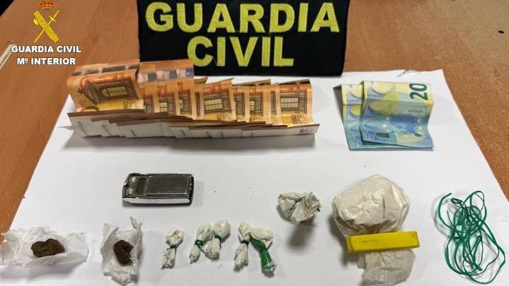 Dos detenidos por circular por la A-3 con 72 gramos de cocaína y cinco de hachís
