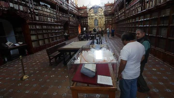 Celebra Biblioteca Palafoxiana aniversario con apertura de cuatro nuevas salas de exposición