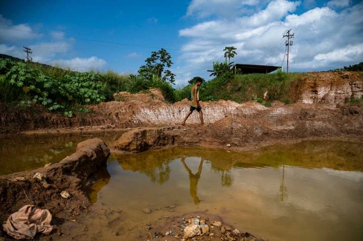 Fuerzas militares y guerrillas se reparten la minería ilegal de oro en el sur de Venezuela, según Crisis Group
