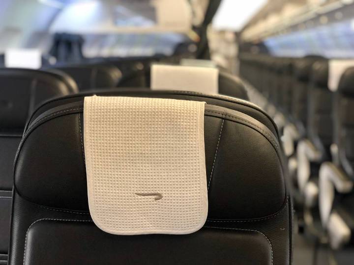 Detienen a un hombre por dar una falsa amenaza de bomba dentro de un avión