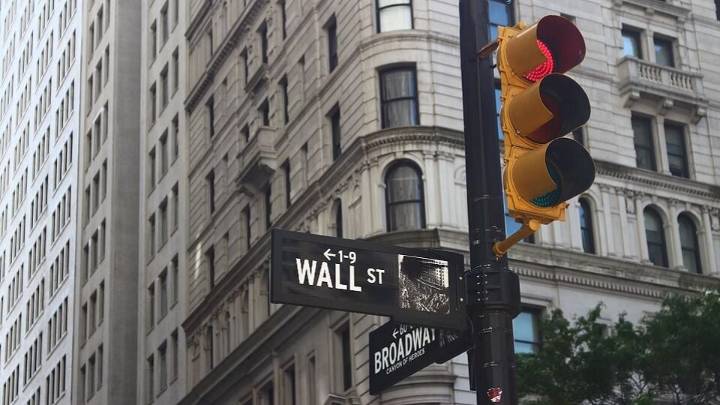 Dow Jones lanza el rebote, pero sigue la preocupación por la Fed y los aranceles