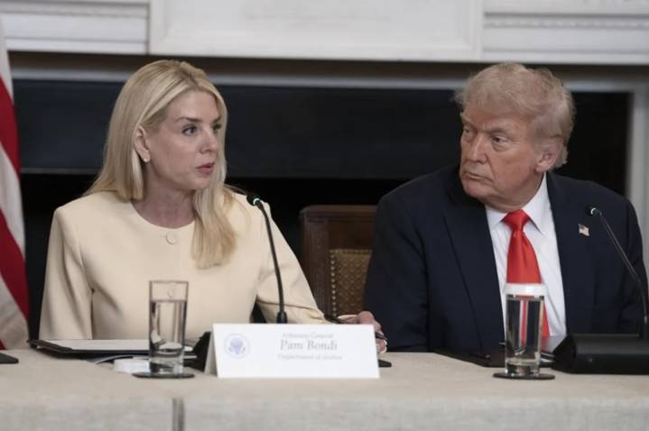 Trump demanda al WSJ por publicar supuesta carta suya para Epstein