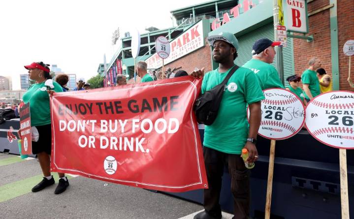 Trabajadores de cerveza y alimentos en huelga en Fenway Park durante serie Dodgers