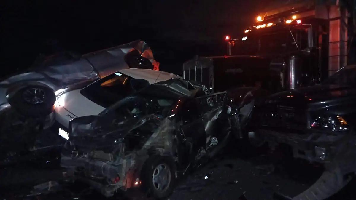 Fallece pareja de novios en choque múltiple en la carretera Apaseo-Querétaro; 28 personas resultan heridas