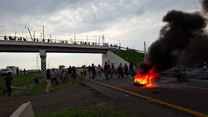 VIDEO. Maxipista León-Aguascalientes es bloqueada tras desalojo y demolición de viviendas