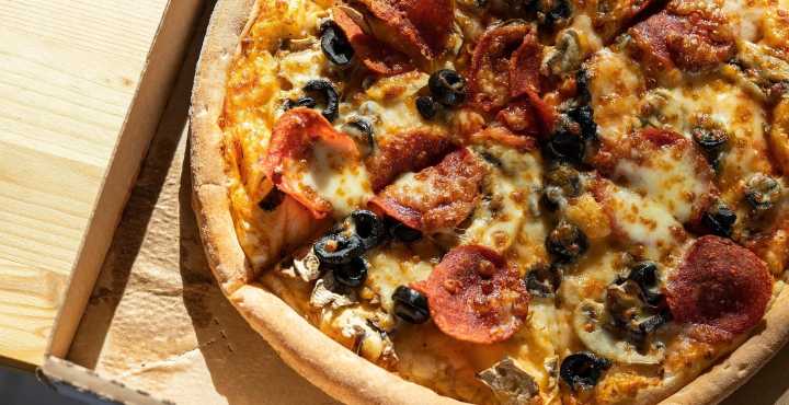 Cops Arrest Food Delivery Driver, Deliver Pizza Themselves