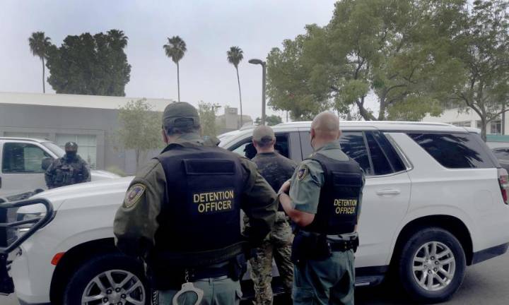 Muere trabajador agrícola al caer de techo en redada a granja de cannabis en California
