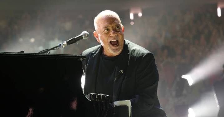 Billy Joel surprises NYC pedicab driver playing his 'New York State of Mind'