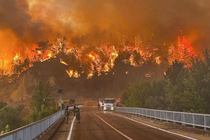 Incendios forestales amenazan la cuarta ciudad más grande de Turquía mientras evacúan a residentes