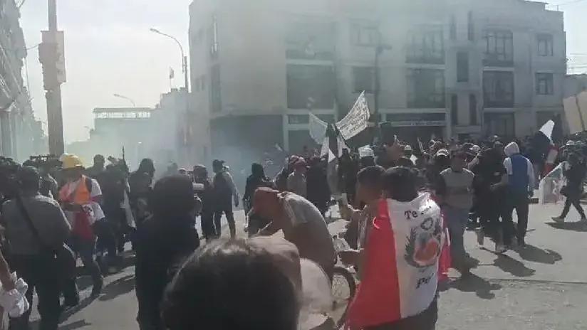 Centro de Lima: manifestantes y policías se enfrentan en medio de discurso de Dina Boluarte ante el Congreso