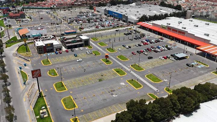 Plazas y comercios en Valle de Toluca ignoran la tolerancia de 30 minutos en estacionamientos
