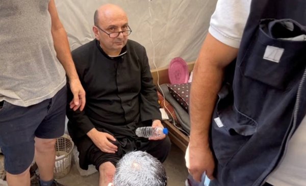 Quién es el cura argentino que fue herido en el ataque de Israel contra la iglesia católica en Gaza