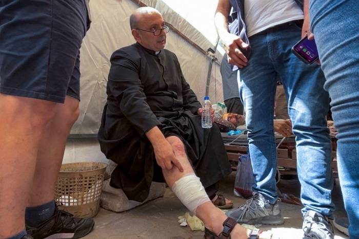 Israel bombardeó la única iglesia católica de Gaza: entre los heridos está el cura argentino Gabriel Romanelli