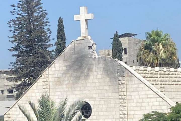 Bombardeo de Israel contra iglesia de la Sagrada Familia en Gaza dejó cuatro muertos y siete heridos: párroco Gabriel Romanelli resultó lesionado