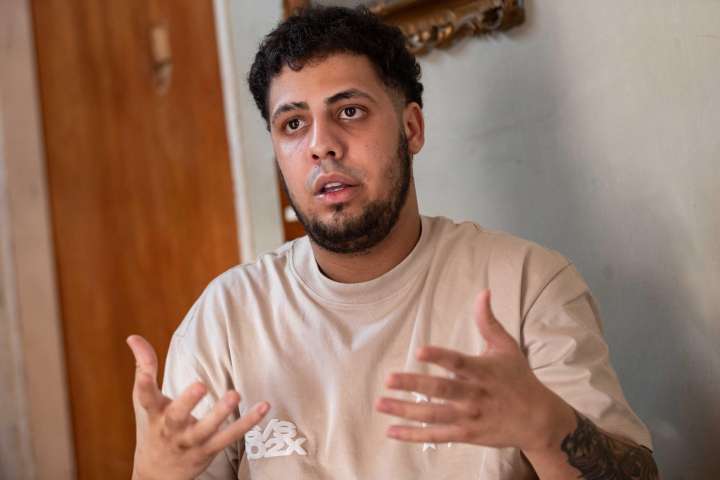 Venezolanos repatriados desde El Salvador transforman el "terror" del Cecot en música