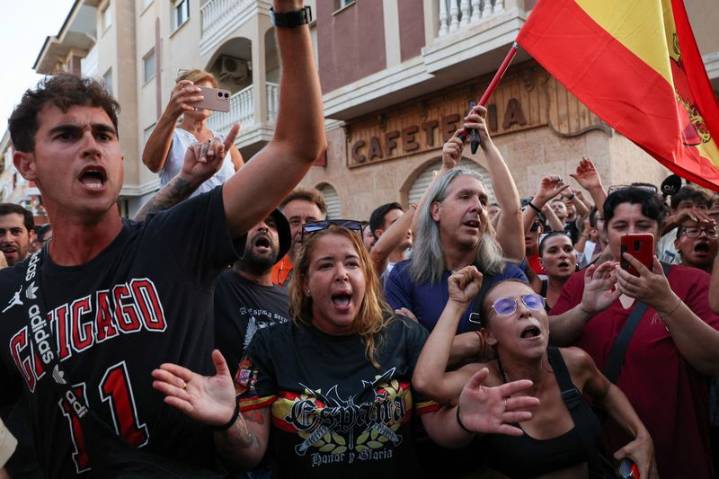 Spain tightens scrutiny of far-right groups after clashes