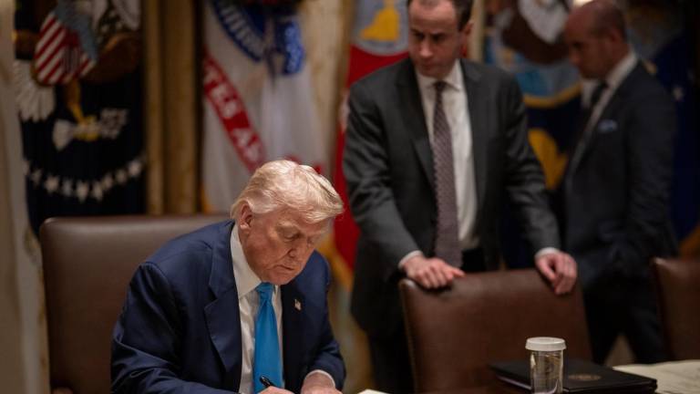 Trump impone arancel de 50% a algunos productos de cobre; pide Tesoro de EU no entrar en pánico