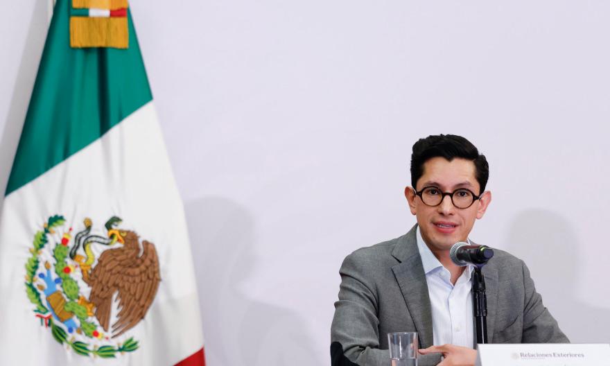 Autoridades de México visitan a mexicanos detenidos en 'Alligator Alcatraz', en Florida