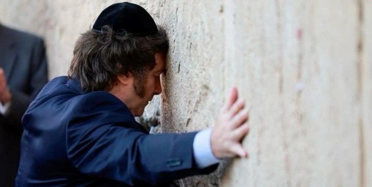 Israel bombardeó la única iglesia católica en Gaza: mueren civiles, un sacerdote argentino herido… y el silencio cómplice Milei