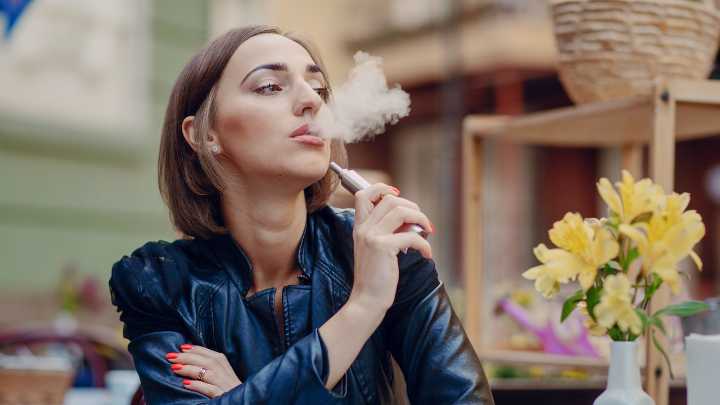 Galicia es la primera comunidad en prohibir el consumo de bebidas energéticas y vapeadores a menores