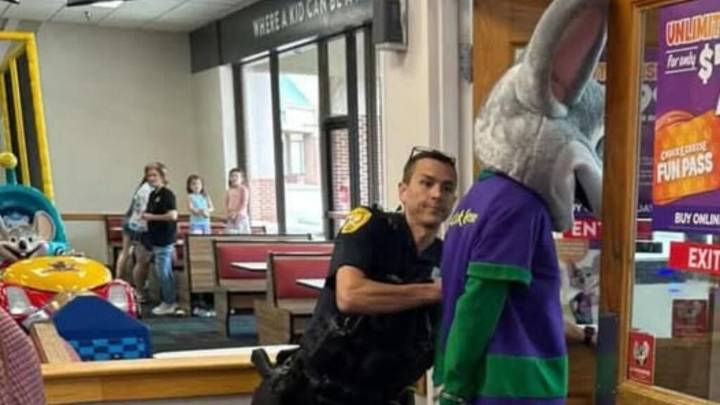 Con todo y botarga: policía arresta a empleado vestido como la mascota de Chuck E Cheese en Tallahassee