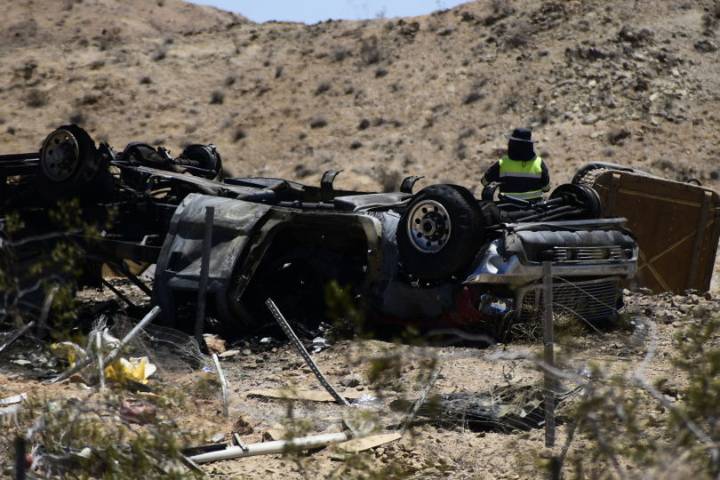 La Patrulla de Caminos de California investiga un accidente automovilístico con doble fatalidad en la I
