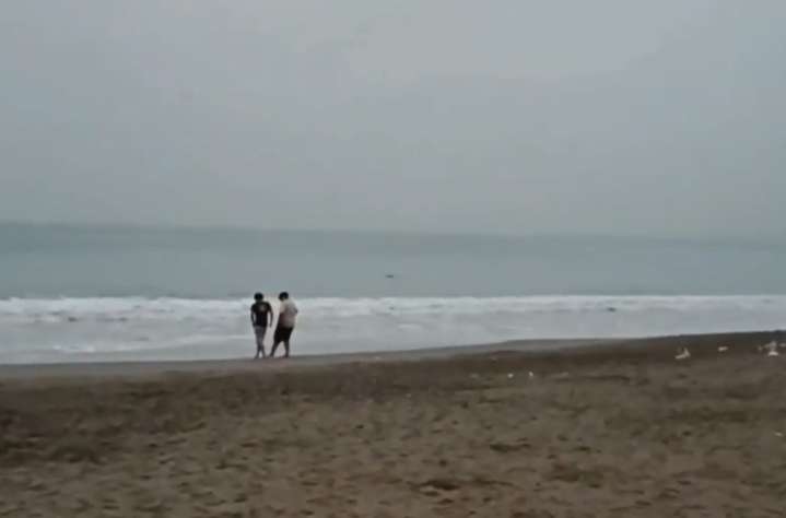 ¿Y alerta de tsunami? Ciudadanos acuden a playas de Lima pese a advertencia