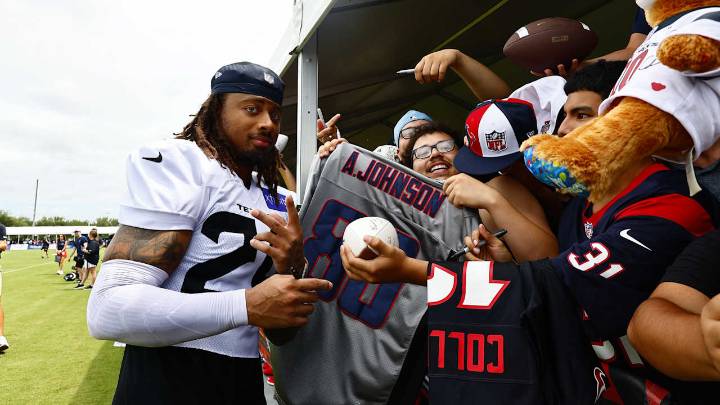 Harris Hits: Training Camp Day 5 means more fan fun!