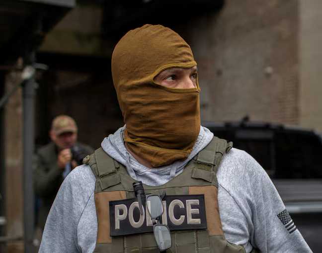 Senadores proponen Ley para desenmascarar a agentes de ICE
