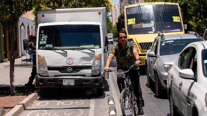 Comerciantes, asiduos invasores de la ciclovía en Carranza