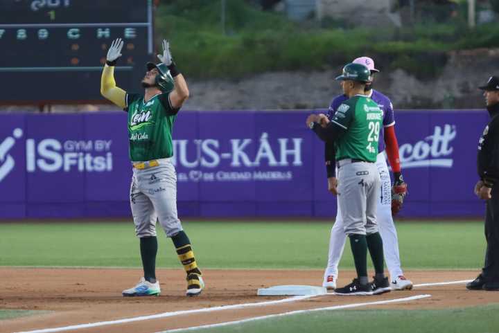 Los Bravos apalean a Conspiradores y pelean por Playoffs