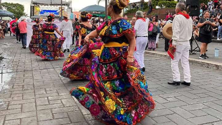 Cuernavaca despide su Festival de Verano 2025 con alegre desfile