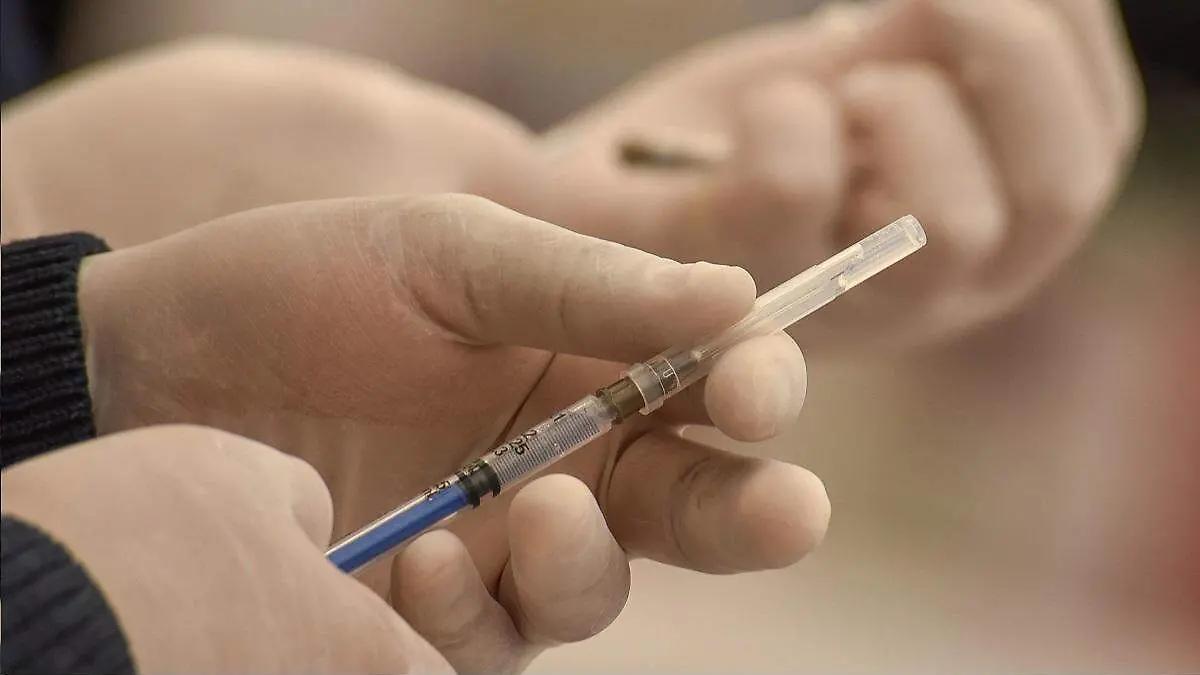 Madre denuncia convulsión de su hijo tras vacuna; Salud afirma que se cayó