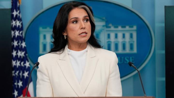 Gabbard uses surprise White House appearance to attack Trump's enemies on the Russia investigation