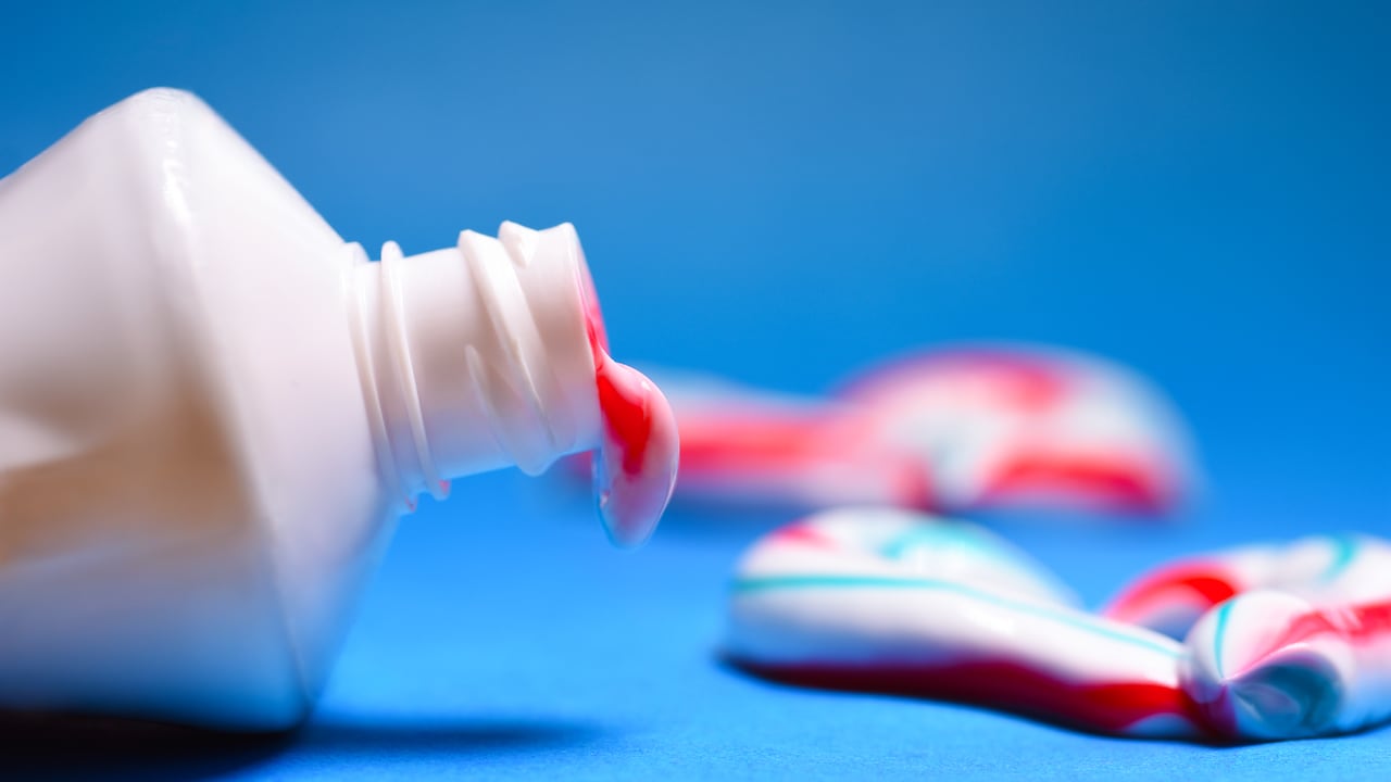 Invima anuncia medidas sobre famosa marca de crema dental en Colombia: saldrá del mercado