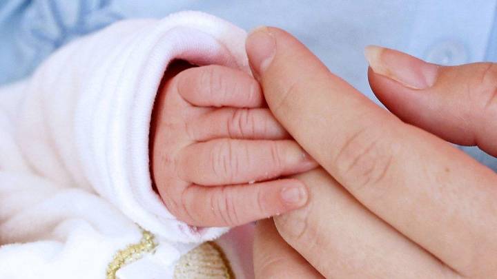 Tasa de Fertilidad en EE. UU. Cae a su Nivel Más Bajo