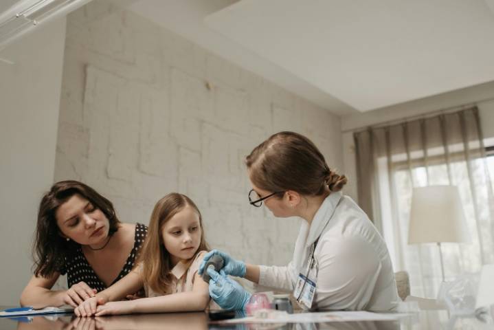 La vacunación infantil muestra avances en las Américas, pero más de 1,4 millones de niños no recibieron vacunas de rutina en 2024