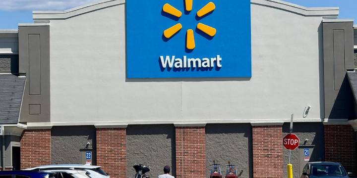 Good guy with a gun, Good Samaritans confront 'crazed' man accused of stabbing 11 at Walmart in 'life